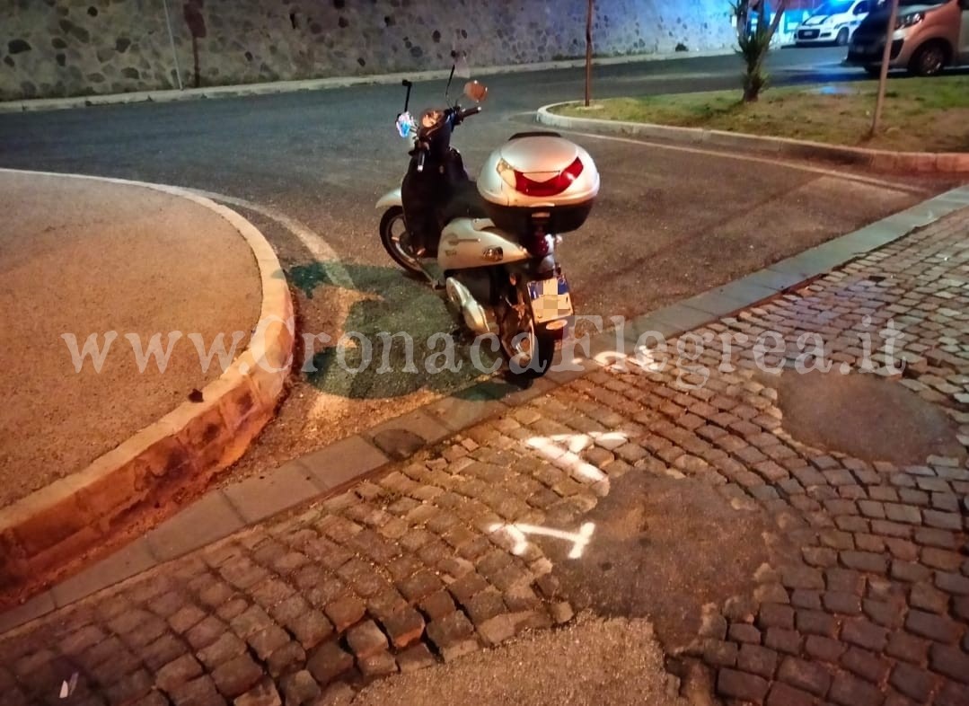 Tragedia a Pozzuoli: 20enne in scooter si schianta contro un palo e muore