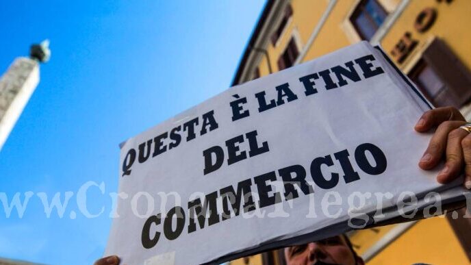 «E’ ora di dire basta!» Commercianti in piazza a Pozzuoli