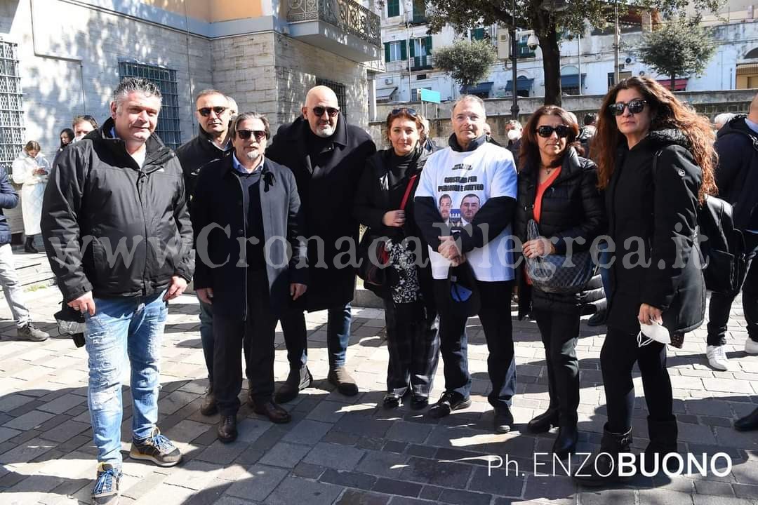«Giustizia per Pierluigi e Matteo» familiari e sindacati in presidio a Pozzuoli