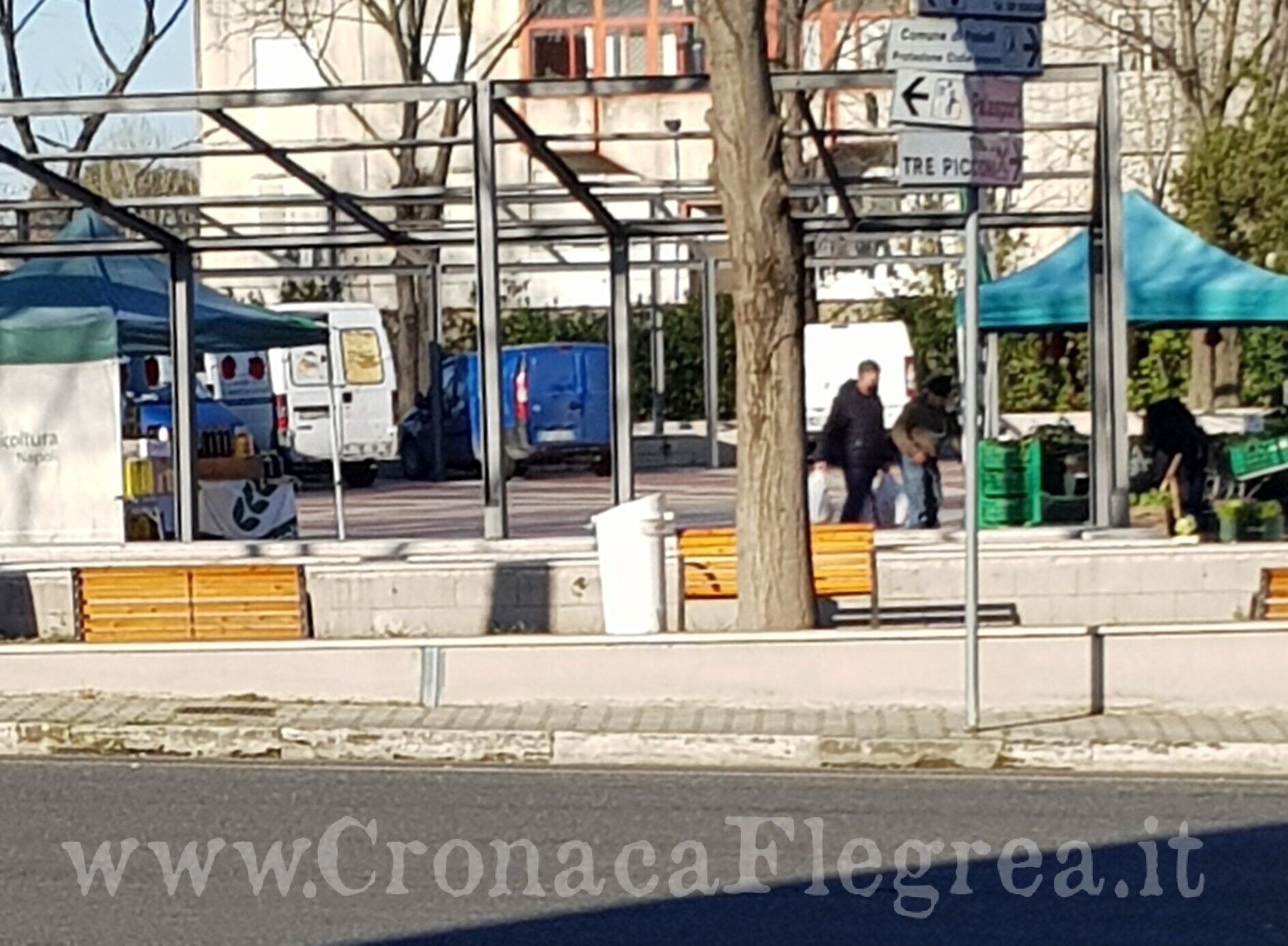 I LETTORI SEGNALANO/ «Furgoni nella nuova Piazza De Curtis. Perché rovinarla?»