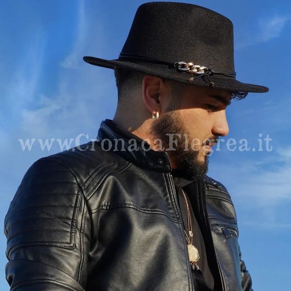 Vola il nuovo singolo di Antonio Della Ragione: il giovane cantante di Bacoli spopola su YouTube