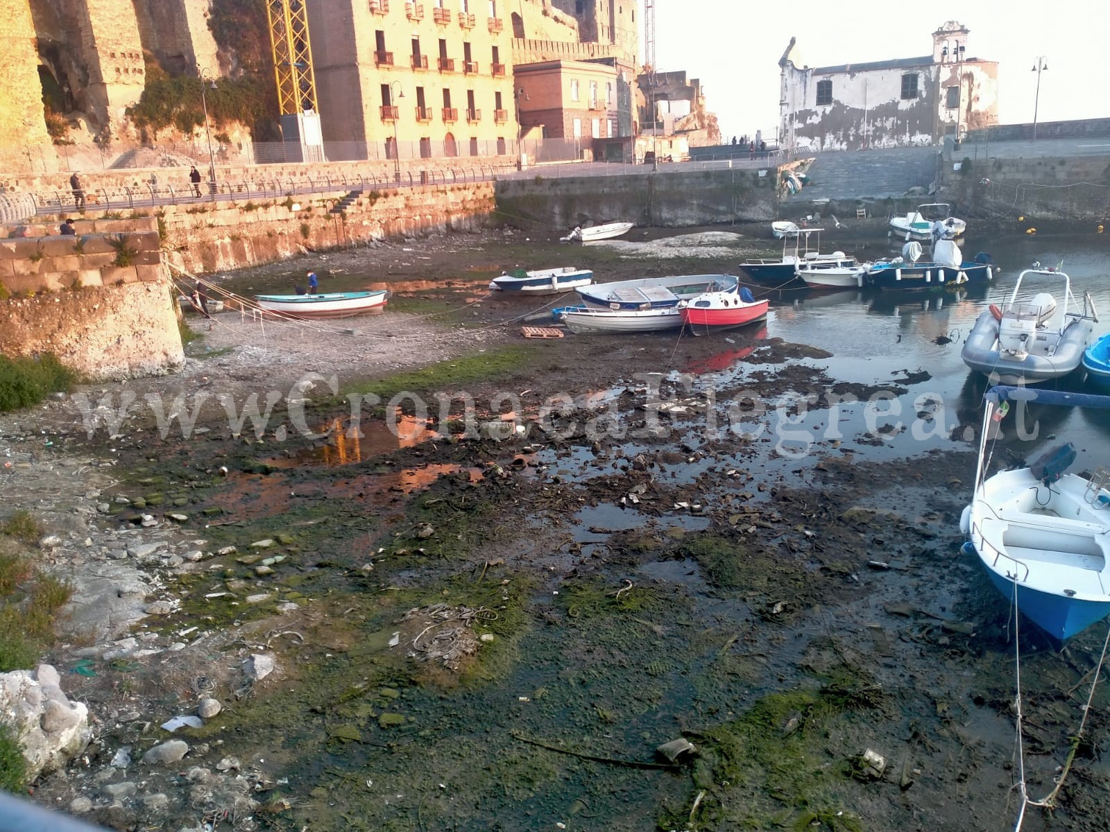 Bradisismo e bassa marea: nella Darsena di Pozzuoli non c’è più acqua