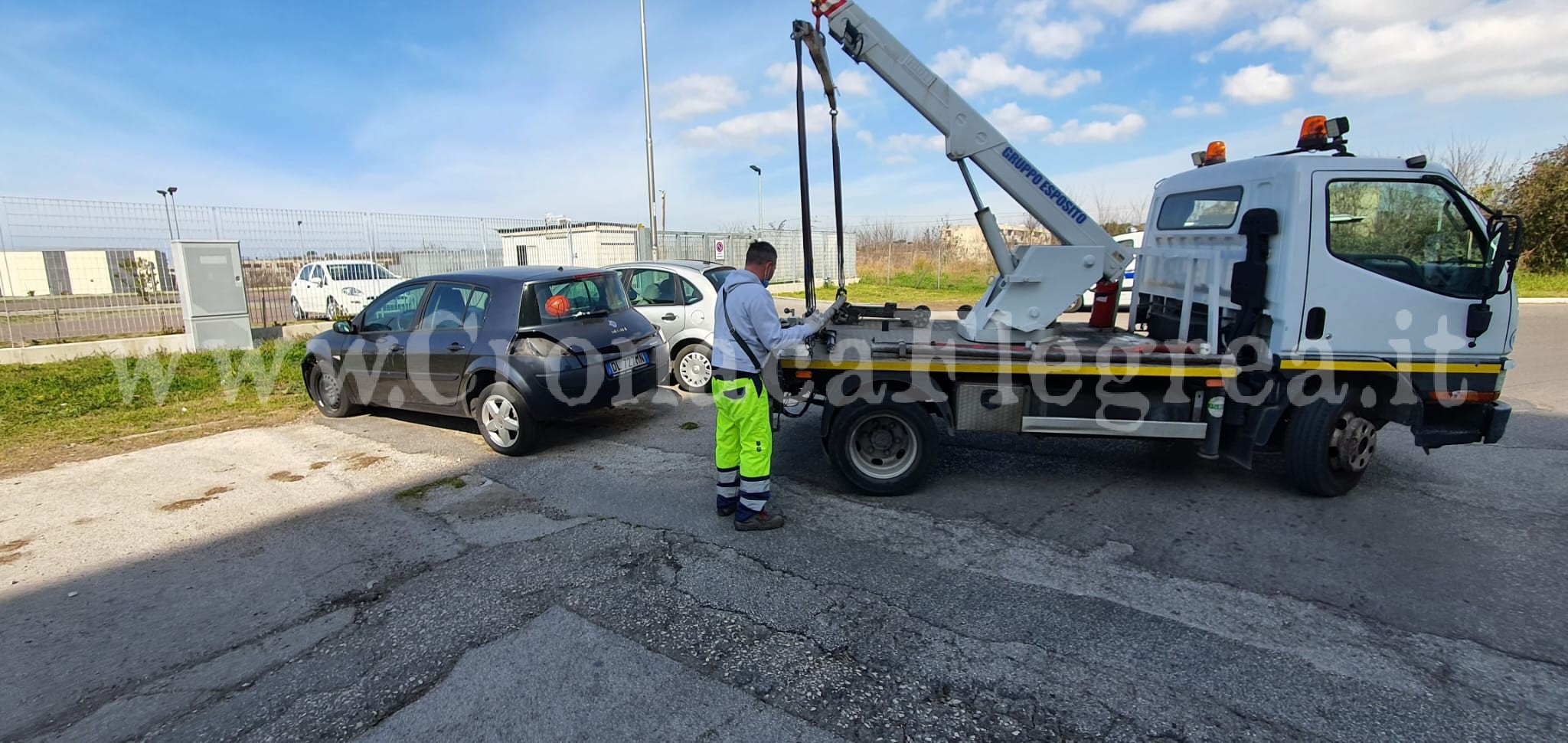 POZZUOLI/ Rimosse le automobili abbandonate in strada