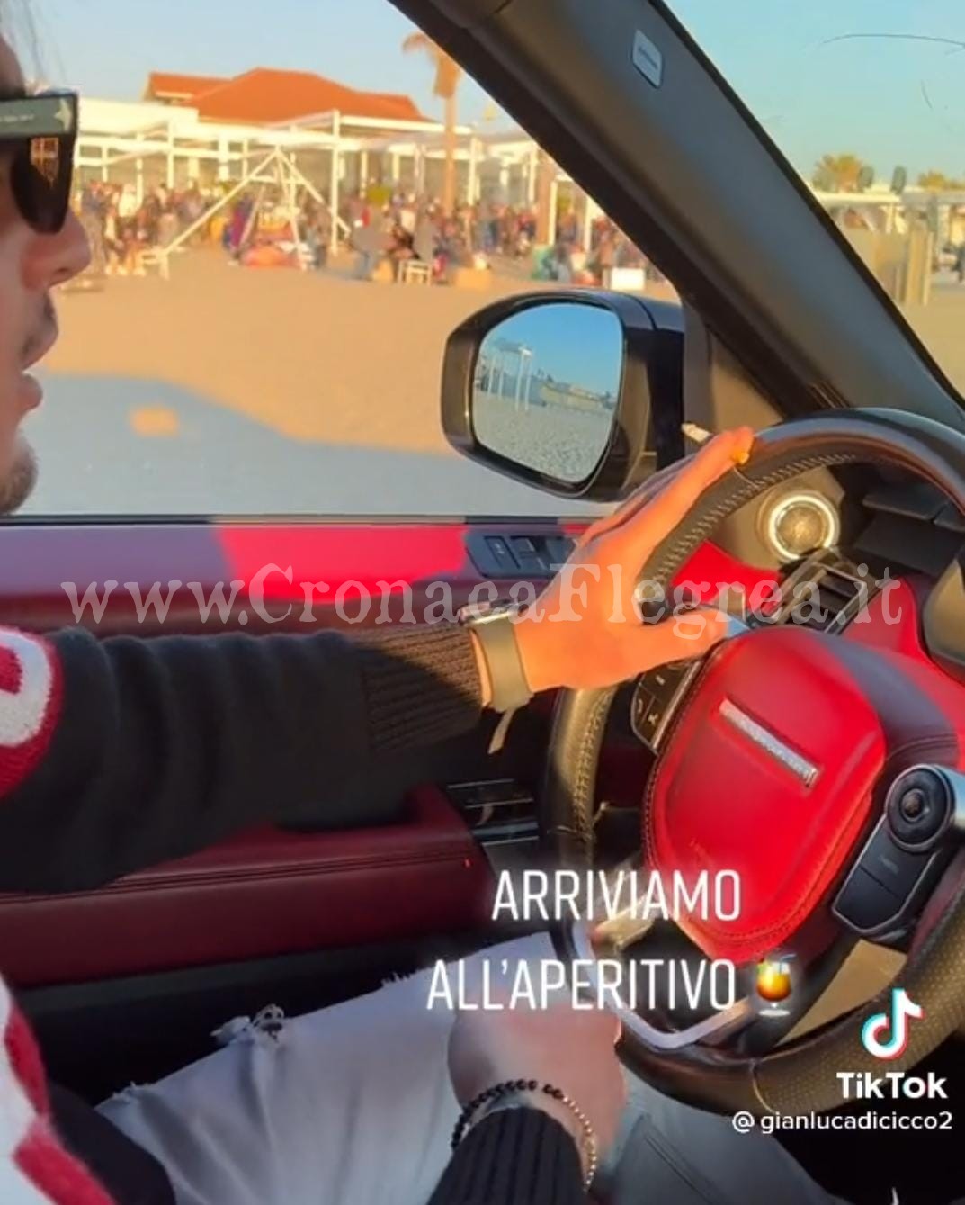 Incivili con l’auto sulla spiaggia tra Licola e Varcaturo per fare l’aperitivo «Perché ci guardano?»- IL VIDEO