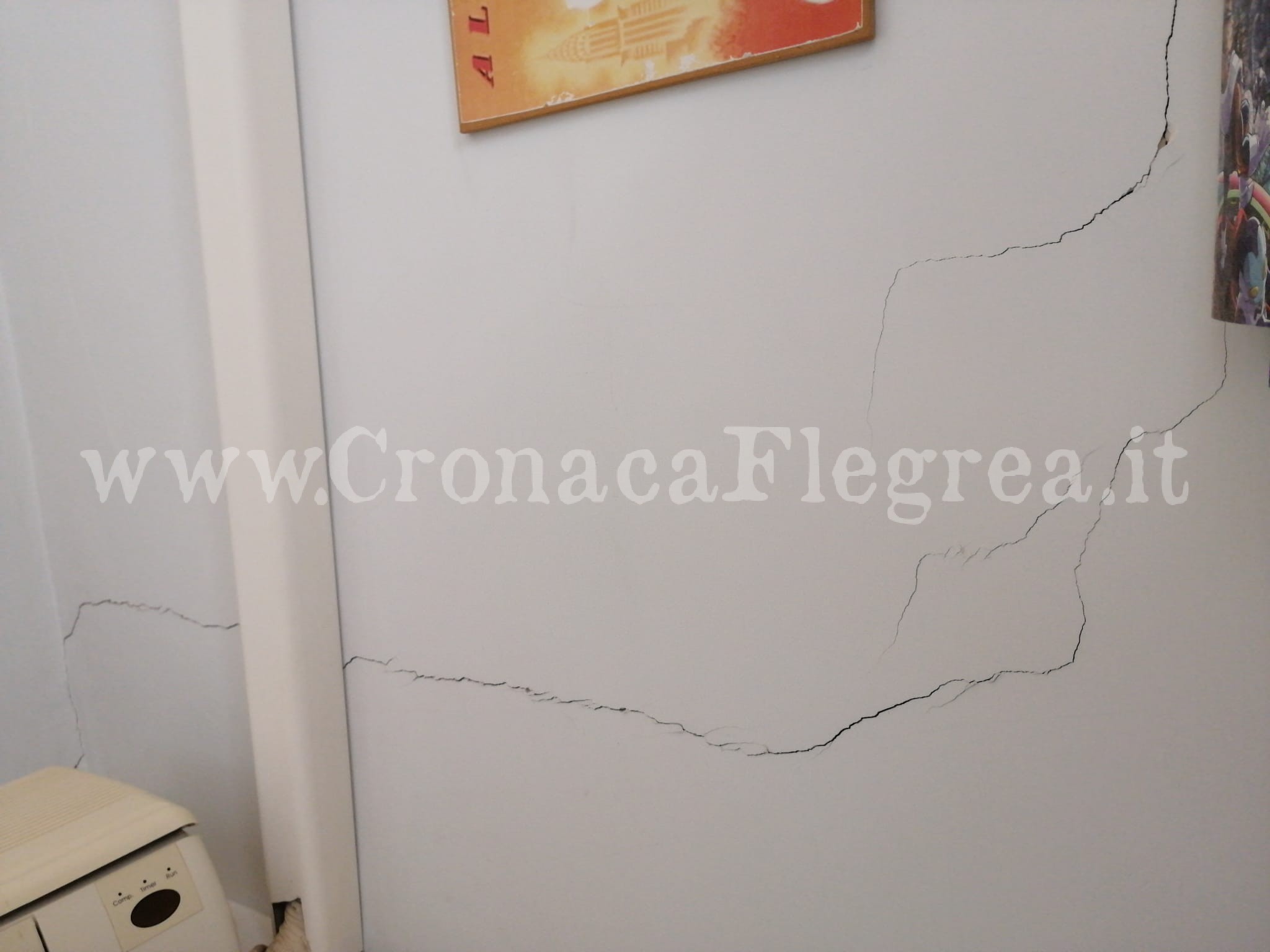 Scossa a Pozzuoli, le testimonianze: «Lesioni alle pareti nella mia casa» – LE FOTO