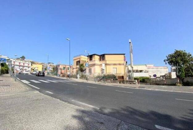 POZZUOLI/ «Lavori costosi, tanti disagi ma a via Solfatara si trema ancora!»