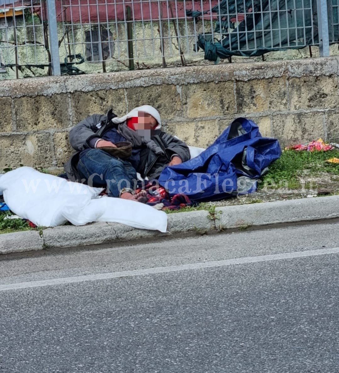 POZZUOLI/ Clochard su un marciapiede, appello alle istituzioni: «Salvate quest’uomo»