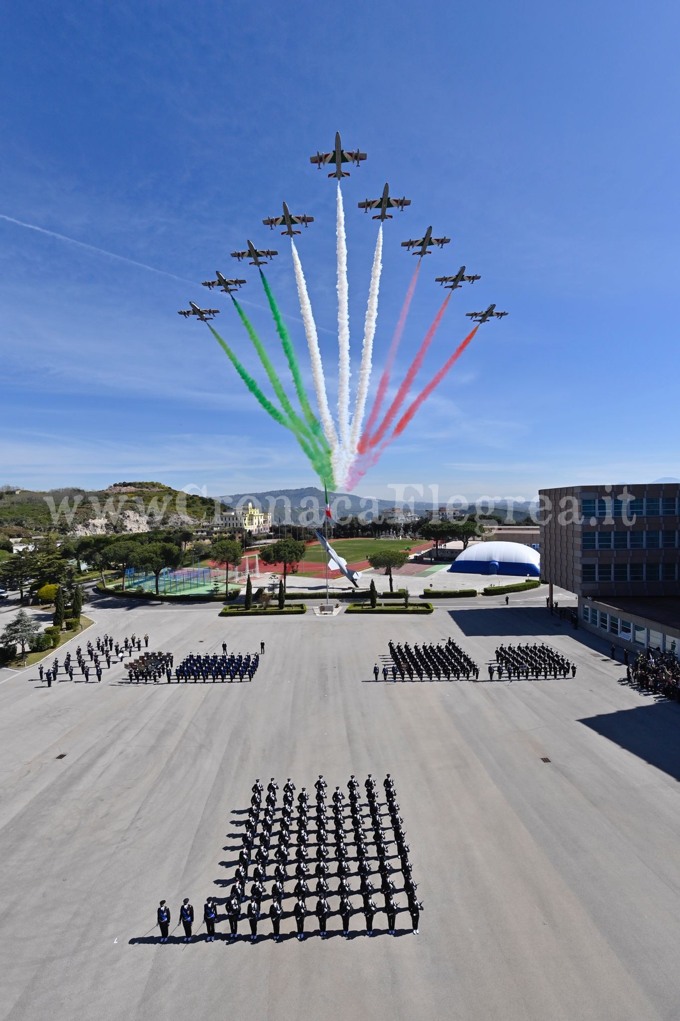 Lo spettacolo delle Frecce Tricolori: all’Aeronautica di Pozzuoli hanno giurato 80 allievi – LE FOTO