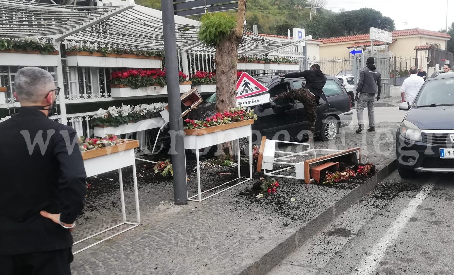 POZZUOLI/ Auto si schianta contro il bar “La Sosta”, gli occupanti scappano – LE FOTO