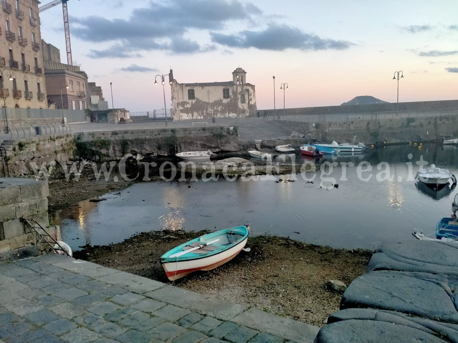 POZZUOLI/ Dopo due anni di stop i volontari tornano a pulire la Darsena