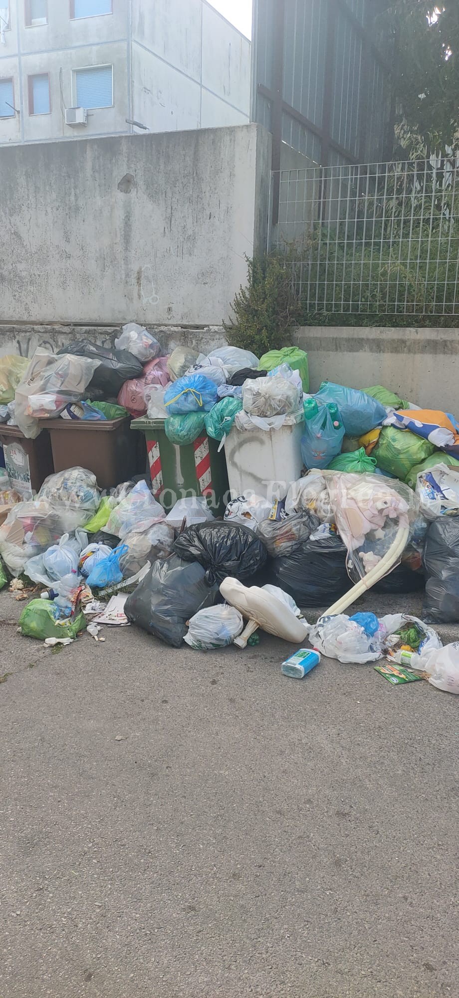 Cumuli di rifiuti nei 600 alloggi, l’sos di un residente: «Puzza insopportabile con il caldo»