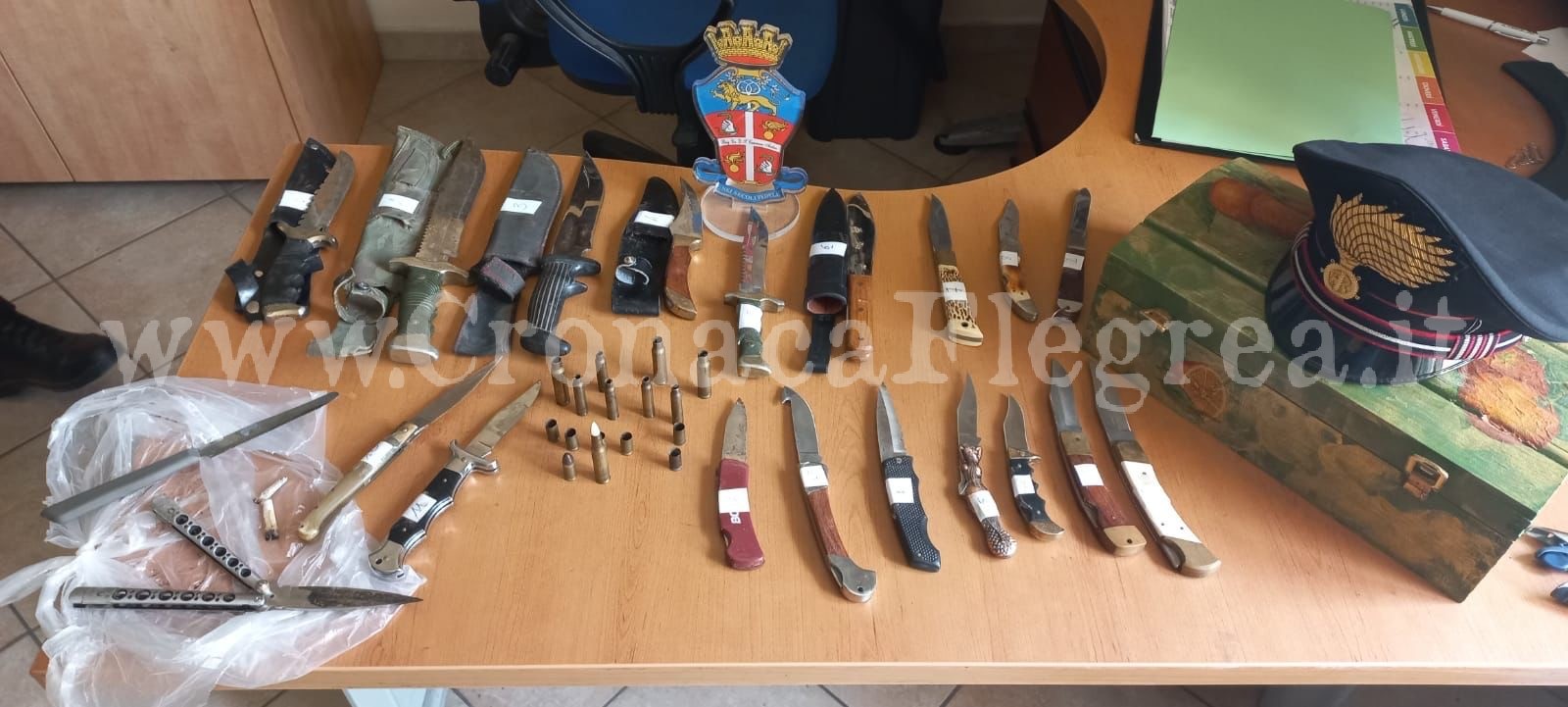 Baionetta, coltelli e pugnali in casa: denunciato un pensionato di Monte di Procida