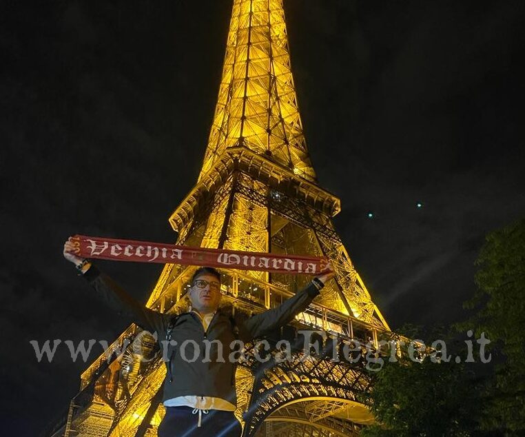 Puteolana in D: tifoso espone la sciarpa dei diavoli rossi davanti alla Torre Eiffel