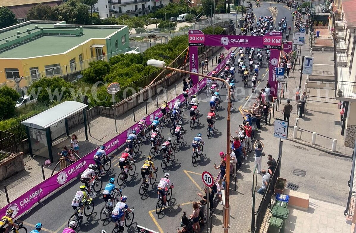 Il Giro d’Italia manda in visibilio Pozzuoli: in migliaia in strada – LE FOTO DEI NOSTRI LETTORI