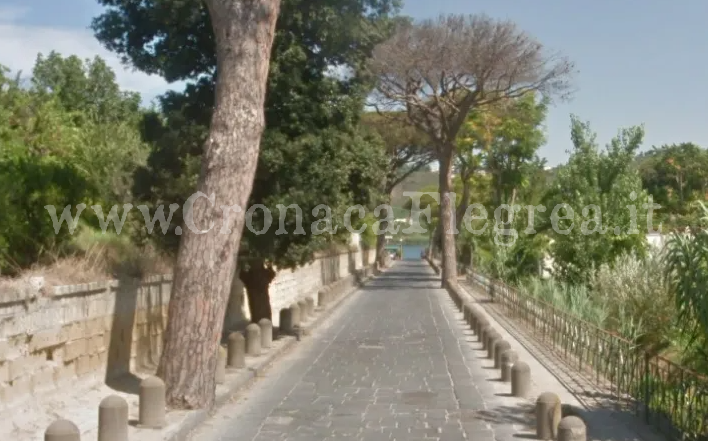 Tragedia a Pozzuoli: 68enne muore in un frontale sulla strada del Lago d’Averno