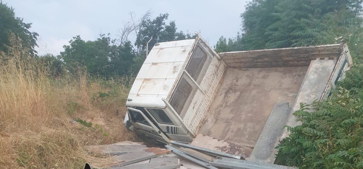 QUARTO/ Ruba in un cantiere e lascia cadere il carico del furgone per seminare i carabinieri: arrestato