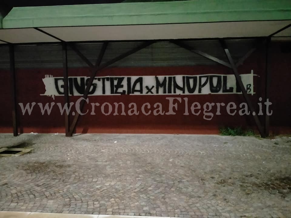 POZZUOLI/ Guardia giurata uccisa, assassini ancora liberi. Striscione a Monterusciello: «Giustizia x Minopoli»