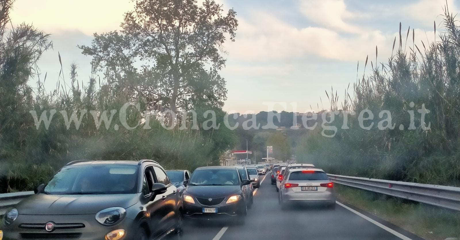 POZZUOLI/ Caos e traffico in via Domitiana a Licola «Dove sono i vigili?»