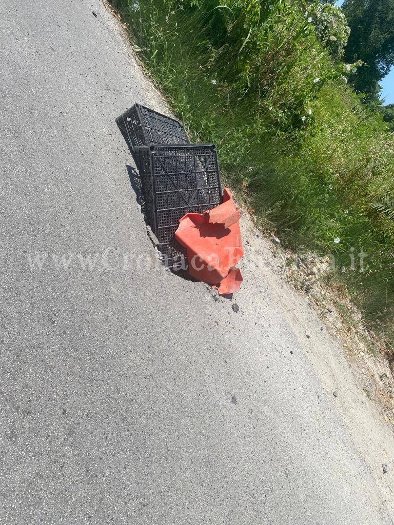 Piccola voragine in via delle Colmate a Licola, i residenti: «Degrado assoluto, bisogna intervenire»