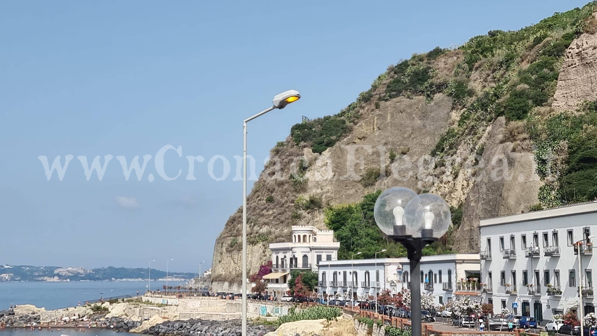 POZZUOLI/ Sos dei residenti: «Lampioni accesi di giorno a via Napoli»