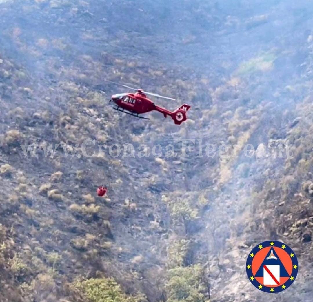 Incendi, 7 focolai a Pozzuoli: in azione Canadair ed elicotteri, minacciato il Carney Park