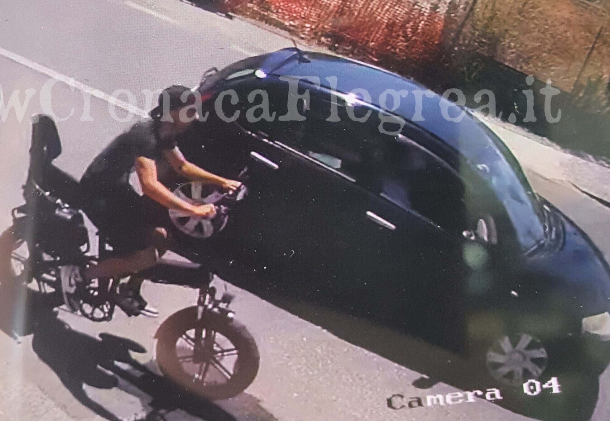 Furto a Pozzuoli, appello della vittima: «Questo ladro ha rubato la mia bici. Aiutatemi a riconoscerlo» – LE FOTO