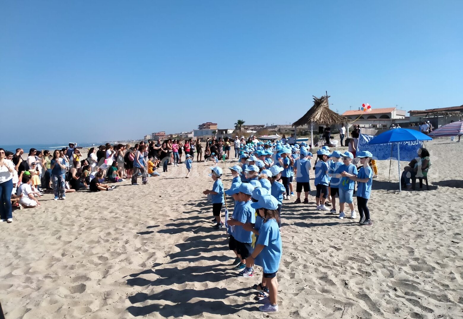 La magia degli aquiloni a Licola Mare: festa con gli studenti della scuola Oriani – LE FOTO