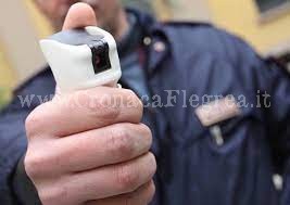 Minaccia un pizzaiolo con un coltello, 56enne bloccato dalla polizia con lo spray al peperoncino