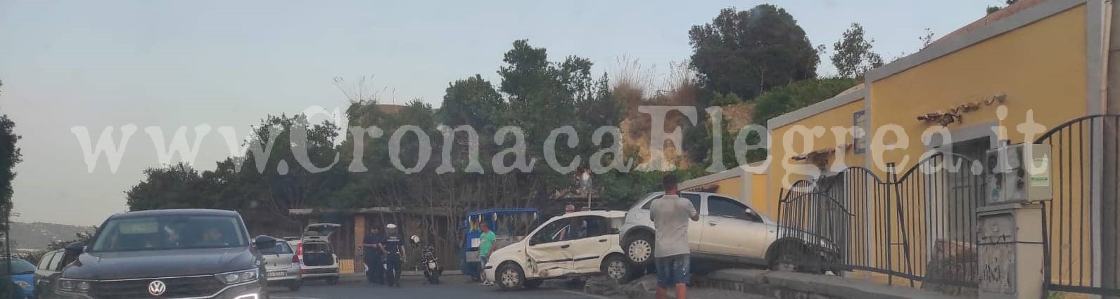 Paura a Bacoli, scontro tra due auto: ferita una donna