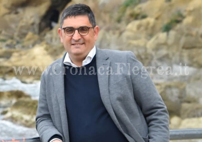 Una bara al neo sindaco di Pozzuoli Luigi Manzoni: «E’ l’augurio per un buon lavoro»