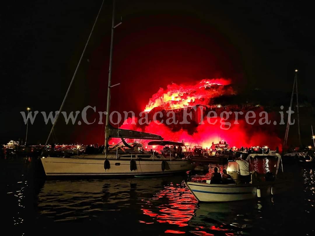 Ischia festeggia Sant’Anna con la processione a mare e i fuochi d’artificio