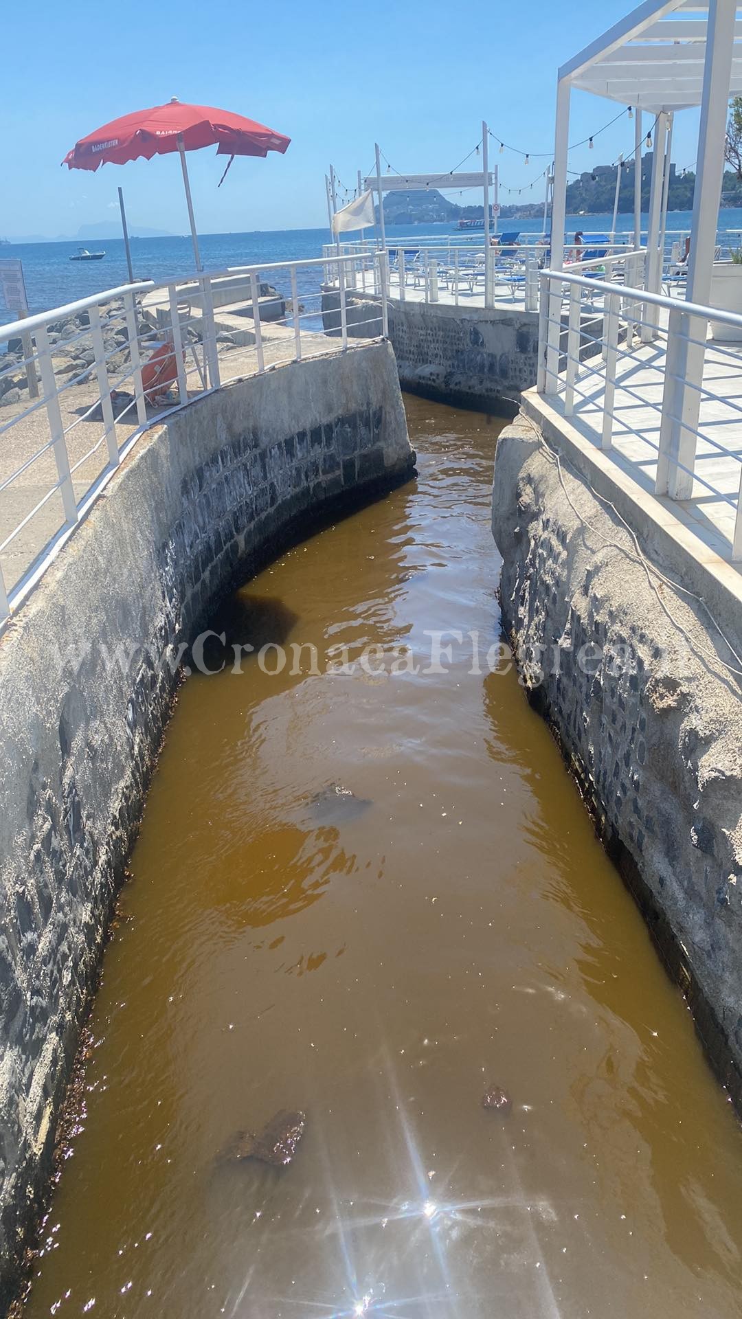 POZZUOLI/ Melma in mare e pesci morti a Lucrino «Il canale è marrone, sta finendo tutto in acqua»