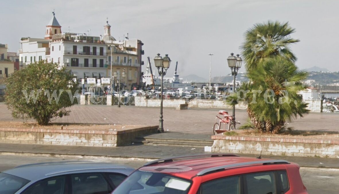 Auto di turisti svizzeri scassinata e svaligiata sul porto di Pozzuoli