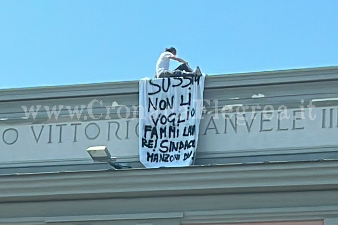 POZZUOLI/ Sale sul tetto di una scuola e minaccia di gettarsi nel vuoto: «Fammi lavorare, sindaco»