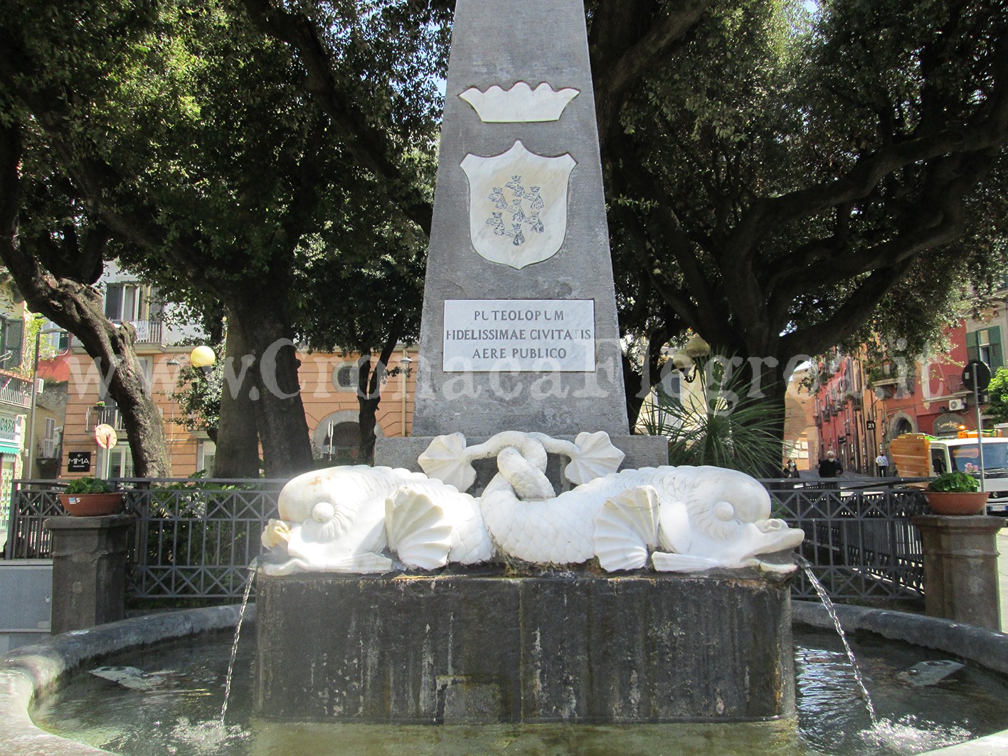 I LETTORI SEGNALANO/ «Fontana in piazza a Pozzuoli trasformata in WC. Sindaco e vigili, fate qualcosa!»