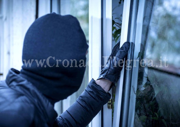 Ladro fermato dai carabinieri mentre stava rubando in una casa a Varcaturo