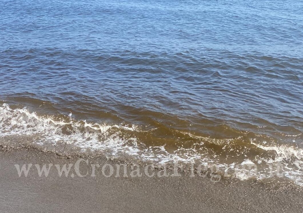 POZZUOLI/ Bagni vietati tra Lucrino e Arco Felice «Sospetti scarichi in mare»