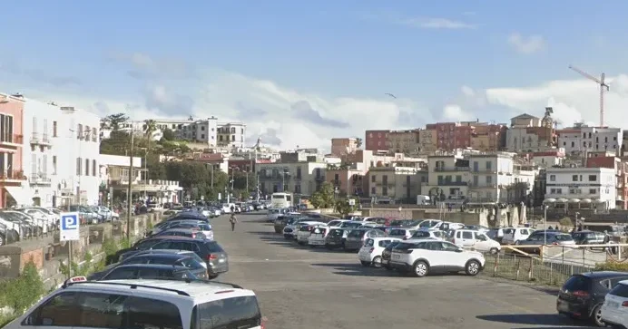 Ladri svaligiano auto di turisti a Pozzuoli «Ci hanno rubato anche le mutande»