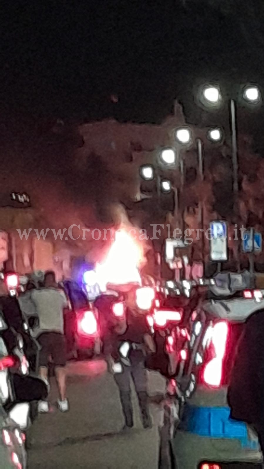 POZZUOLI/ Incendio ad Arco Felice, due auto in fiamme