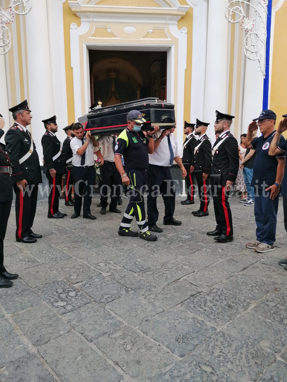 MONTE DI PROCIDA/ Addio al maresciallo Guarneri: «Con te è volato in cielo un pezzo del nostro cuore»