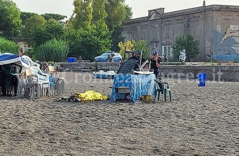 Uomo trovato morto sulla spiaggia di Pozzuoli