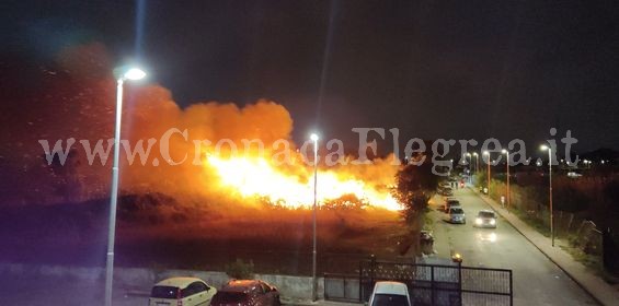 I fuochi d’artificio causano un incendio a Monterusciello: le fiamme circondano il lotto 15