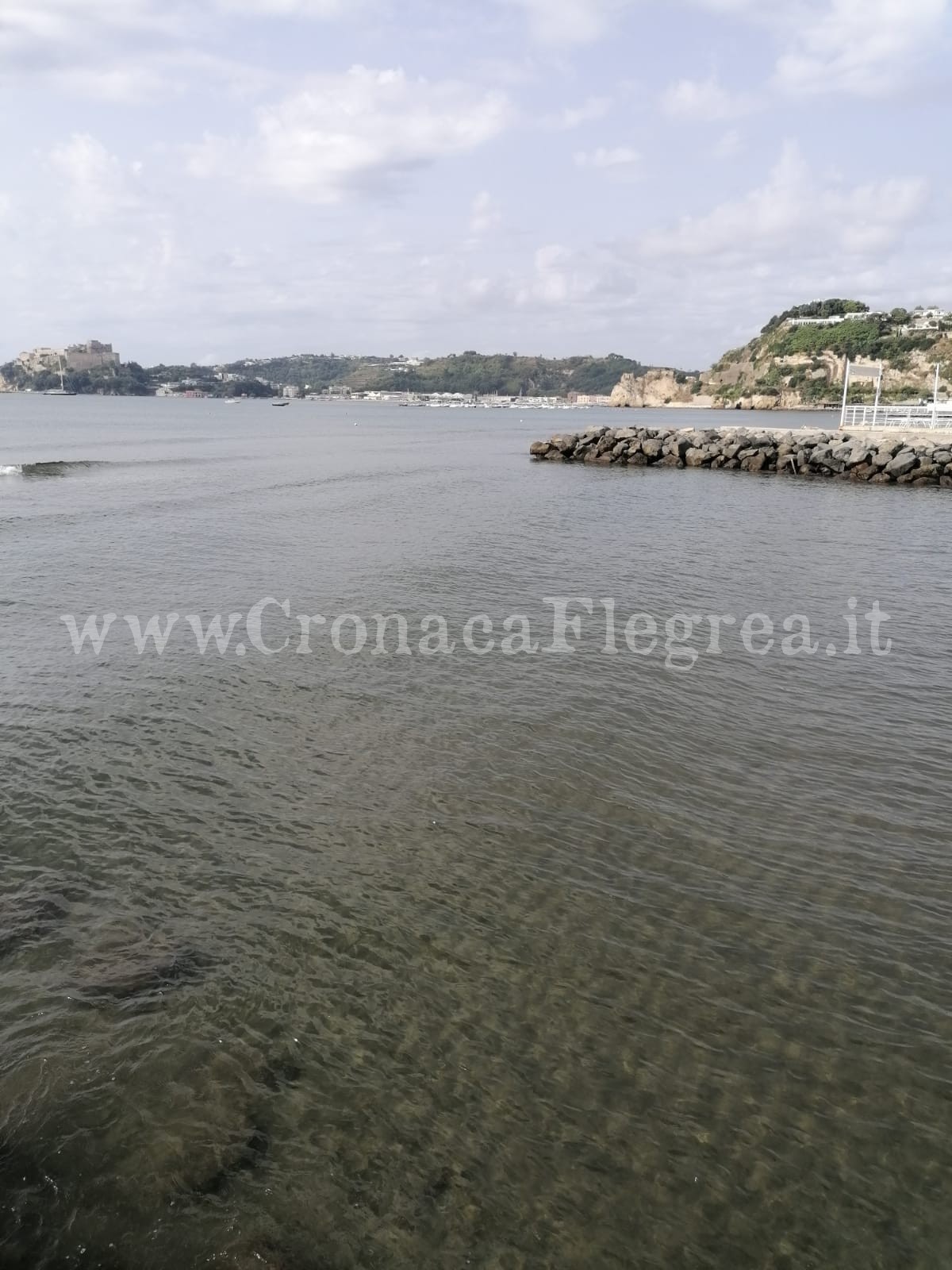 POZZUOLI/ Oggi mare pulito a Lucrino ma si attende l’esito dei prelievi Arpac – LE FOTO DI IERI E OGGI