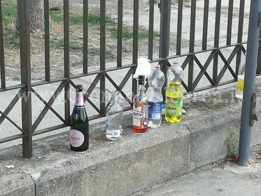«Monterusciello abbandonata a se stessa: bottiglie di alcol e batterie di fuochi in strada»