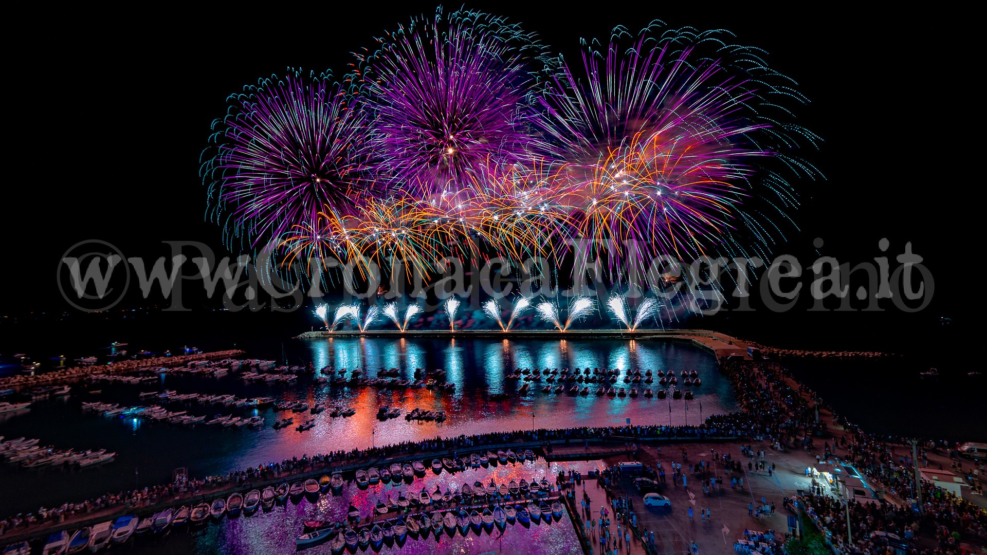 Lo spettacolo dei fuochi d’artificio a Monte di Procida – LE FOTO