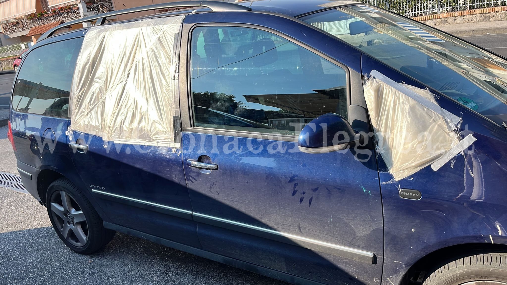 Ancora turisti nel mirino dei ladri a Pozzuoli: ennesima auto saccheggiata – LE FOTO