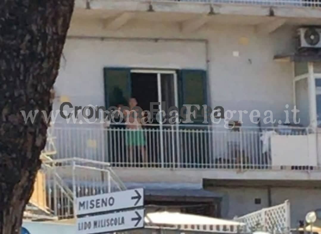 Follia a Bacoli: spara con una pistola alla moglie e si barrica in casa – LE FOTO IN ESCLUSIVA