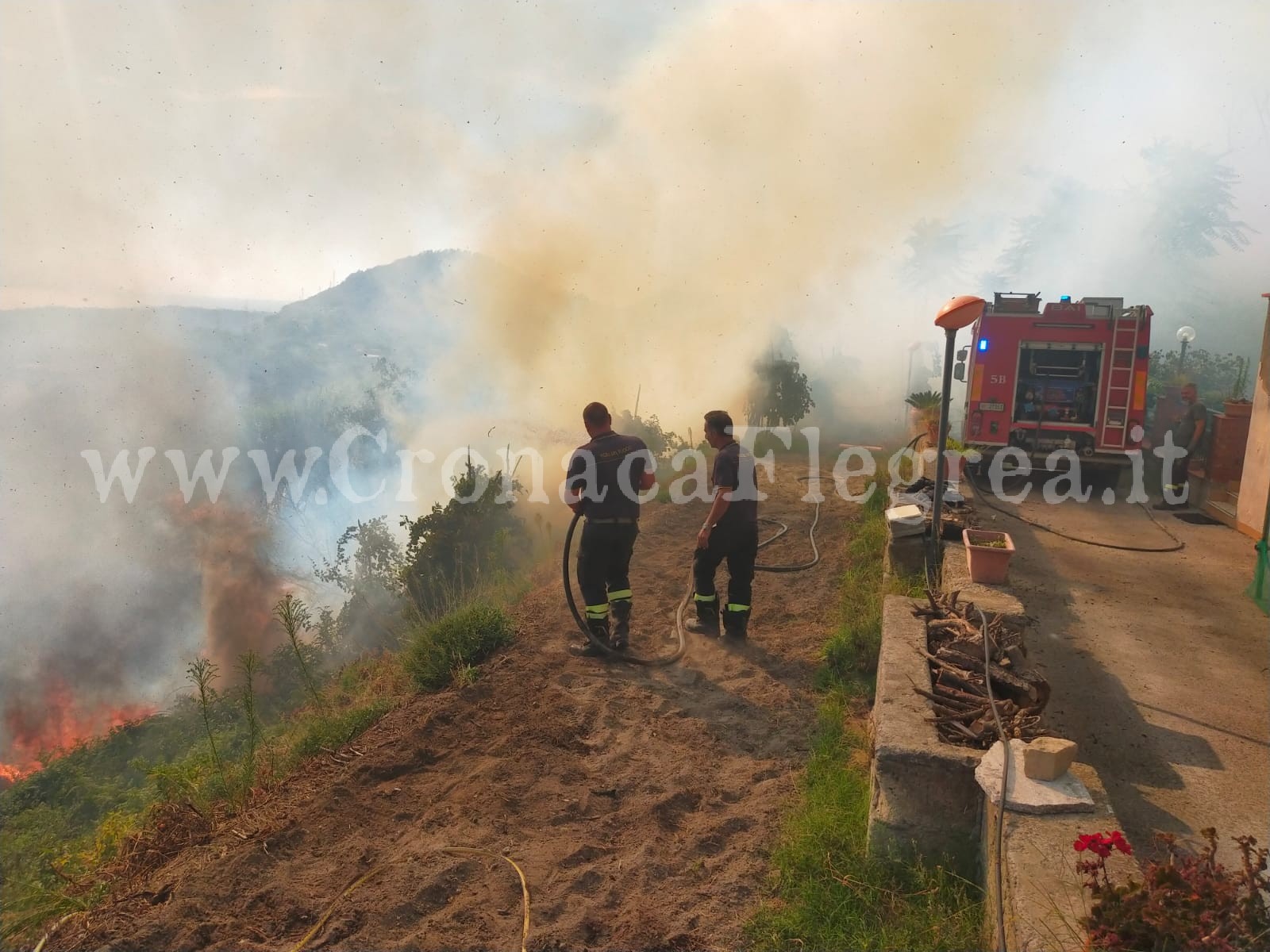 Incendio a Pozzuoli, fiamme sulla collina di Cigliano – LE FOTO