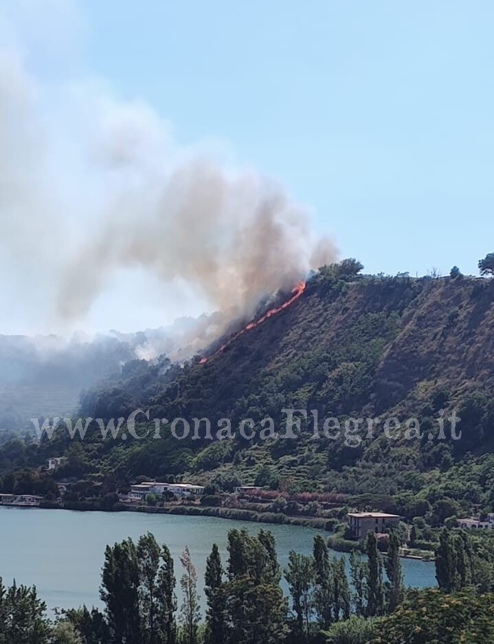 Due incendi a Pozzuoli: fiamme a Licola Borgo e sul lago d’Averno – LE FOTO