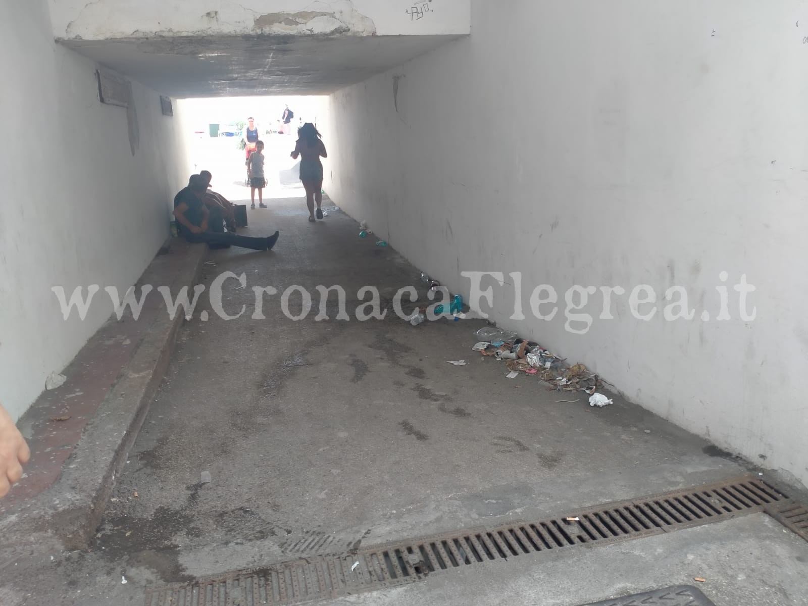 POZZUOLI/ Degrado e rifiuti nel sottopasso della spiaggia di Lucrino